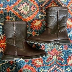 Ugg Brooks brown leather boots women’s 6 Sherpa lined. In like new condition.